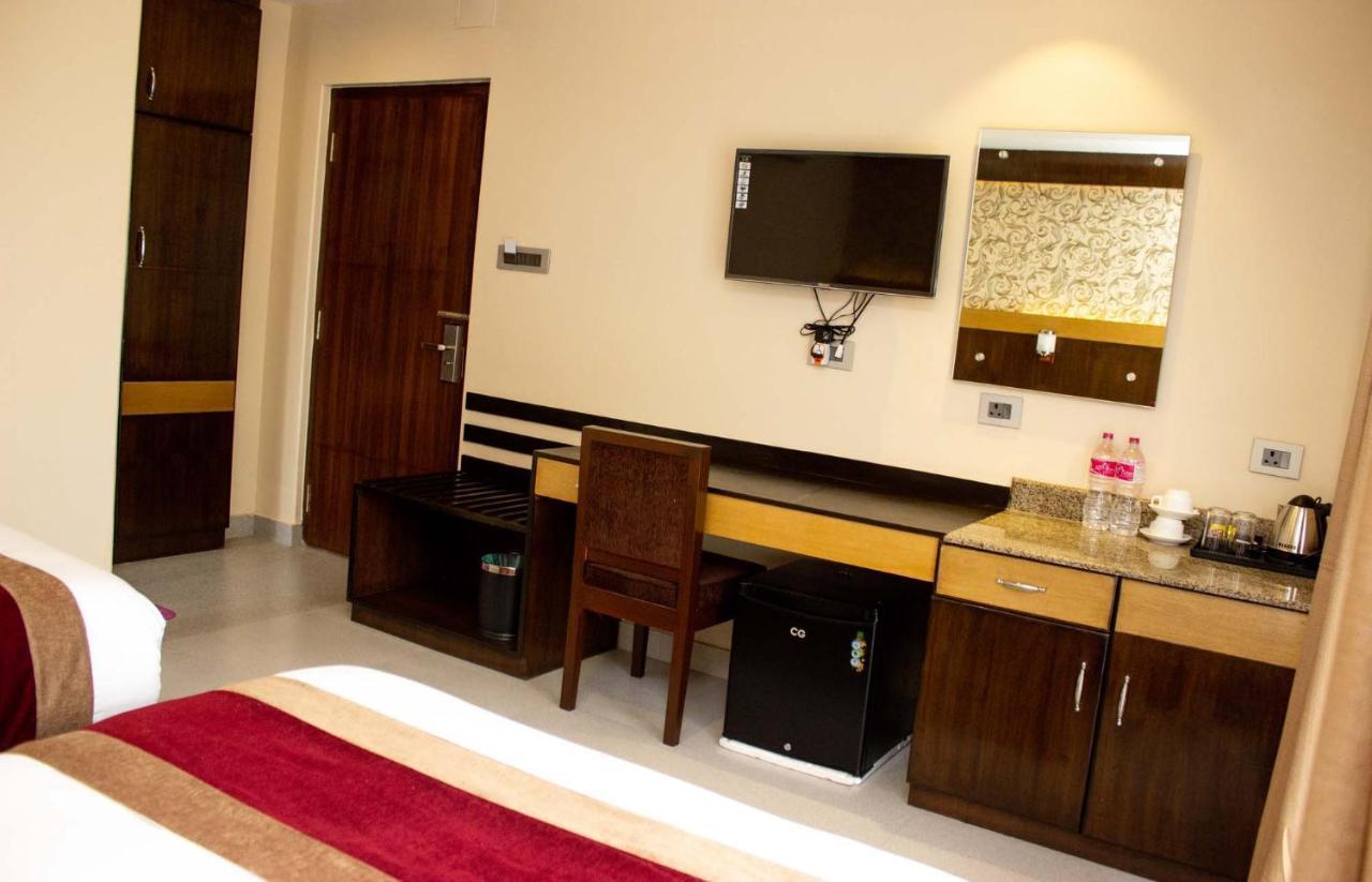 Hotel Silverline โพคารา ภายนอก รูปภาพ