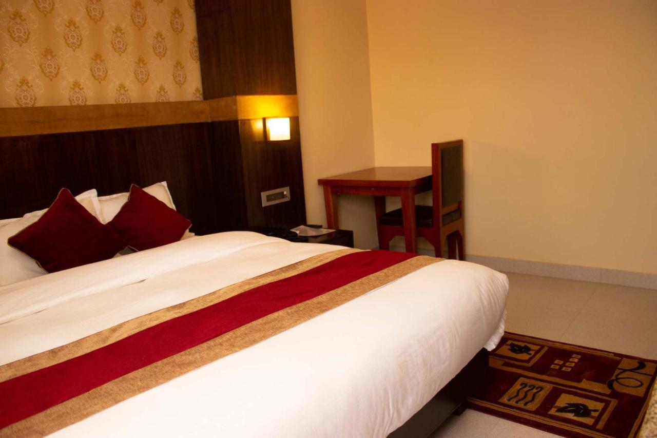Hotel Silverline โพคารา ภายนอก รูปภาพ